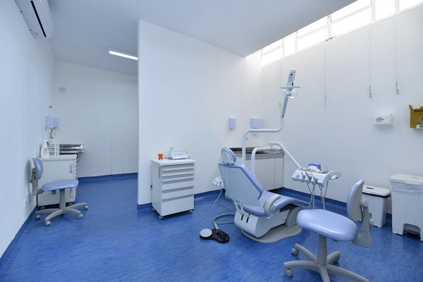 #PraCegoVer: Foto de uma das salas da unidade, com cadeira e aparelhos médicos novos. 